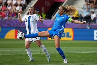Alessandra Tarantino/AP/dpa | Duell um den Ball: Viggosdottir kommt der Finnin zuvor.