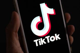 Monika Skolimowska/dpa | Bald erst ab 16 Jahren? Tiktok gehört zu den sozialen Netzwerken, um die es in der Debatte geht. (Archivbild)