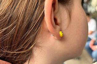 Tom Nebe/dpa-tmn | Die passenden Ohrstecker zum Outfit: Schmuck ist eine Möglichkeit, die eigene Persönlichkeit auszudrücken. 