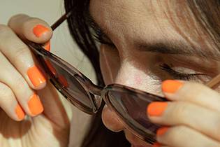 Christin Klose/dpa-tmn | Fazit: Der Abdruck von der Sonnenbrille ist etwas weniger sichtbar - zu sehen ist er aber trotzdem.