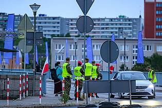 Patrick Pleul/dpa | Jetzt wird auf beiden Seiten der Grenze kontrolliert.