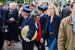 Julian Stratenschulte/dpa | Die Schauspielerin Maria Furtwängler steht bei Dreharbeiten für einen neuen fiktiven ?Tatort? inmitten des realen Schützenausmarsches am Neuen Rathaus. 