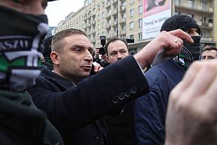 Tomasz Gzell/PAP/dpa | Gegen den polnischen Rechtsaktivisten Robert Bakiewicz gab es ein Urteil wegen Nötigung. (Archivbild)