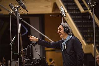 Lara Cornell/Universal Pictures/Amblin Entertainment/dpa | Für «Jurassic World: Die Wiedergeburt» komponierte Alexandre Desplat die Filmmusik.
