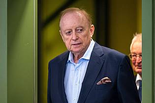 Peter Kneffel/dpa | Schuhbeck betritt am zweiten Verhandlungstag den Gerichtssaal.