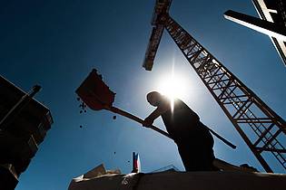 Florian Gaertner/dpa/dpa-tmn | Menschen, die draußen und in körperlich anstrengenden Berufen arbeiten, sind Sonne ausgeliefert. Die Folge können Hitzeerkrankungen sein.