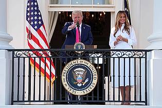 Evan Vucci/AP/dpa | US-Präsident Donald Trump und First Lady Melania Trump feiern den Unabhängigkeitstag.