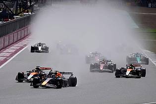 Darko Bandic/AP/dpa | Regen und eine nasse Piste sorgen in Silverstone für Chaos.