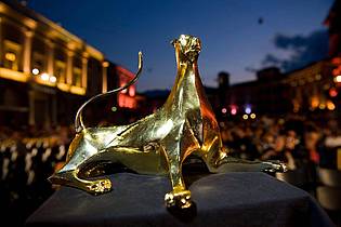 Jean-Christophe Bott/Keystone/dpa | Der Goldene Leopard ist der Hauptpreis des Festivals. (Archivbild)