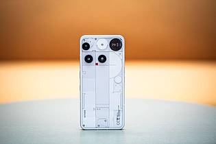 Zacharie Scheurer/dpa-tmn | Striche, Kästen, Kreise und ein Bruch mit gewohnten Sichtlinien - die Rückseite des Nothing Phone 3 ist mindestens interessant.