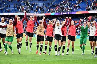 Sebastian Christoph Gollnow/dpa | Die deutschen Fußballerinnen feiern den 2:1-Sieg gegen Dänemark.
