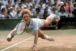 picture alliance / Rüdiger Schrader/dpa |  17-jährige Boris Becker hechtet zu einem Ball und gewinnt später erstmals Wimbledon.