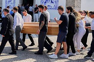 Manu Fernandez/AP/dpa | Der Sarg wurde nach der Trauerfeier aus der Kirche getragen.