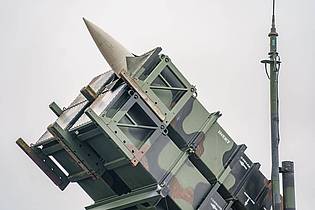 Axel Heimken/dpa | Die von Russland angegriffene Ukraine drängt die westlichen Verbündeten zur Lieferung weiterer Patriot-Flugabwehrsysteme vor allem zur Abwehr von russischen ballistischen Raketen. (Archivbild)