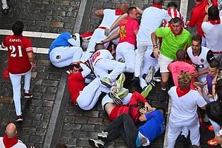 Miguel Oses/AP/dpa | Gefährliche Szenen prägen auch den siebten Stierlauf in Pamplona.