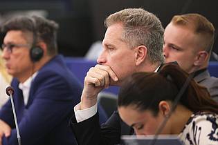 Philipp von Ditfurth/dpa | Der AfD-Abgeordnete Petr Bystron gehört zu den Politikern, die den Misstrauensantrag gegen Ursula von der Leyen unterzeichneten. (Archivbild)