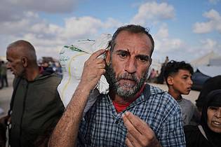 Abdel Kareem Hana/AP/dpa | Die Gaza Humanitarian Foundation verteilt Lebensmittel an die Palästinenser im Gazastreifen. Sie ist umstritten - vor allem wegen der vielen getöteten und verletzten Zivilisten im Umfeld der Lebensmittelverteilung. (Archivfoto)