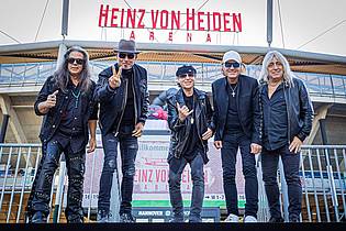 Moritz Frankenberg/dpa | Die fünf Bandmitglieder sind Bassist Pawel M?ciwoda, Gitarrist Rudolf Schenker, Sänger Klaus Meine, Gitarrist Matthias Jabs, und Schlagzeuger Mikkey Dee, der früher bei Motörhead trommelte. (Archivbild) 