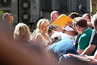 Felix Hörhager/dpa | Vor dem Deutschen Theater hatten sich viele Fans eingefunden. Geduldig erfüllte Anderson ihre Wünsche nach Autogrammen und Selfies.