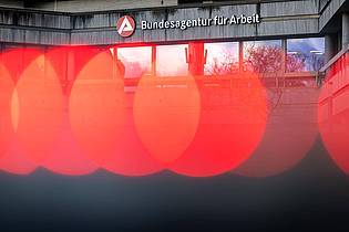 Daniel Karmann/dpa | Die Bundesagentur für Arbeit (BA) berät nicht nur Arbeitslose - auch Menschen, die keine Leistungen beziehen, können sich dort Unterstützung holen.