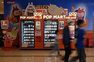 Johannes Neudecker/dpa | Pop Mart verkauft Labubus und andere Spielzeuge in China auch aus Automaten.  