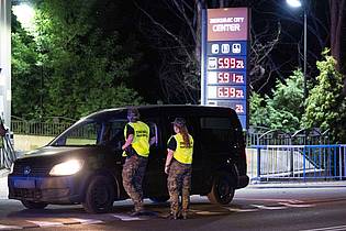 Sebastian Kahnert/dpa | Polnische Grenzschützer sprechen mit einem Autofahrer, den sie auf der polnischen Seite hinter der Stadtbrücke von Görlitz zur Kontrolle angehalten haben. (Foto aktuell)