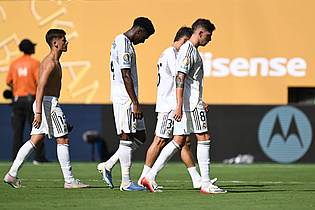 Sven Hoppe/dpa | Abgang mit hängenden Köpfen, die schwer geschlagenen Spieler von Real Madrid. 