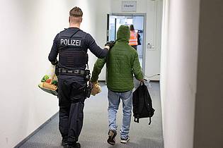 Boris Roessler/dpa | Vor allem die Grünen hatten sich bei den Verhandlungen über das sogenannte Rückführungsverbesserungsgesetz der Ampel-Koalition für den Anspruch auf einen Pflichtanwalt bei Abschiebehaft und Ausreisegewahrsam eingesetzt. (Archivfoto)