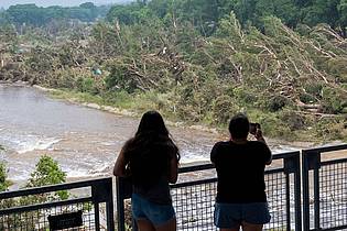 Rodolfo Gonzalez/AP/dpa | Entlang des Guadalupe Rivers werden erhebliche Schäden sichtbar. 
