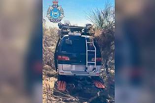 Supplied/WESTERN AUSTRALIA POLICE/AAP/dpa | Der Van wurde verlassen in der Wildnis gefunden. Auf einem von der Polizei veröffentlichten Bild sieht es so aus, als ob der Wagen steckengeblieben wäre.
