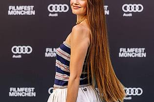 Matthias Balk/dpa | Zoe Pastelle Holthuizen spielt Anti-Helding Cheyenne.