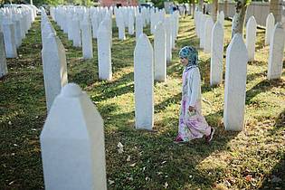 Armin Durgut/AP/dpa | Mehr als 8.000 bosnische Muslime wurden im Raum Srebrenica von bosnisch-serbischen Truppen getötet.