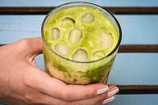 Jens Kalaene/dpa | Iced Matcha Latte ist inzwischen für viele eine Alternative zu Eiskaffee (welcher Art auch immer).