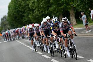 Mosa`ab Elshamy/AP/dpa | Die Fahrer beim Auftakt der 112. Tour de France