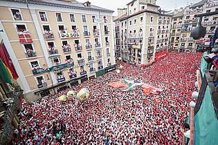 Eduardo Sanz/EUROPA PRESS/dpa | Mit der Explosion eines traditionellen Feuerwerks wird das neuntägige Stadtfest San Fermín mit den berühmten Stierläufen in Pamplona eröffnet. (Archivbild)