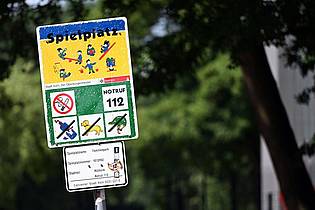 Federico Gambarini/dpa | So sehen viele Kölner Spielplatz-Schilder bislang aus - ihre Stunden sind womöglich gezählt.