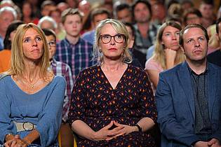 -/Weltkino/dpa | Sandrine Kiberlain (l-r) als Anne Poudoulec, Julie Delpy als Joelle Lesourd und Jean-Charles Clochet als Sebastien Lejeune in einer Szene des Films «Die Barbaren - Willkommen in der Bretagne» (undatierte Filmszene). 