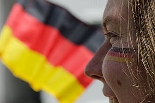 Mädchen mit Deutschlandfahne