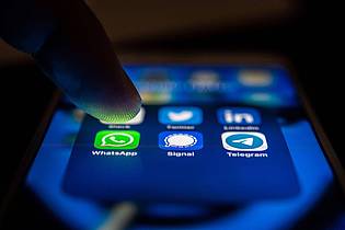 Zacharie Scheurer/dpa-tmn | Wer ChatGPT in Whatsapp als Chatbot nutzt, kann darüber nun auch Bilder generieren lassen.