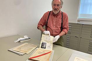 Sabine Dobel/dpa | Der US-Historiker Mark Walker präsentiert im Deutschen Museum anhand von Dokumenten neue Erkenntnisse zu Hitlers Atomprogramm - und seinem Scheitern. 