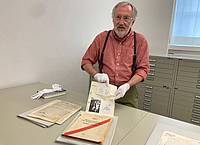 Sabine Dobel/dpa | Der US-Historiker Mark Walker präsentiert im Deutschen Museum anhand von Dokumenten neue Erkenntnisse zu Hitlers Atomprogramm - und seinem Scheitern. 