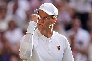 Kirsty Wigglesworth/AP/dpa | Jannik Sinner feiert seinen ersten Wimbledon-Triumph.