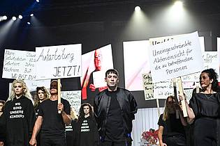 Jens Kalaene/dpa | Die Show zu Kilian Kerners neuer Kollektion sieht teils aus wie eine Demonstration. 