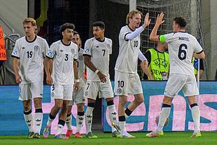 Veronika Mihalikova/TASR Slovakia/AP/dpa | Die deutschen Spieler konnten gegen Frankreich jubeln