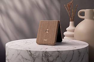 Motorola/dpa-tmn | Nie wieder Fingerabdrücke: Die Rückseite des Razr 60 Ultra besteht bei der Modellvariante «Mountain Trail» tatsächlich aus Holz.