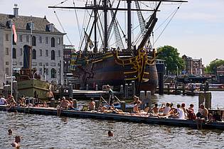 Peter Dejong/AP/dpa | In Amsterdam ist das Schwimmen in den Gewässern mitten in der Stadt möglich. (Archivbild)