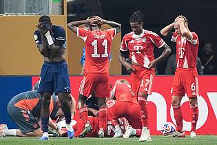 Mike Stewart/AP/dpa | Geschockte Bayern- und PSG-Spieler nach dem Musiala-Unfall.