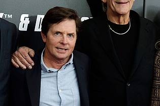 Jason Szenes/EPA/dpa | Michael J. Fox und Christopher Lloyd - hier vor zehn Jahren - wurden durch «Zurück in die Zukunft» zu Hollywood-Weltstars. (Archivbild)