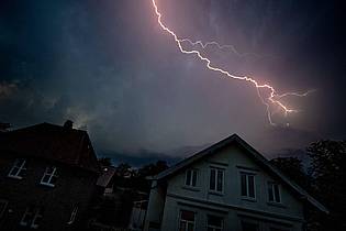 Hauke-Christian Dittrich/dpa/dpa-tmn | Herzrasen, Zittern, Schwitzen oder Atemnot: Ist die Angst vor Gewitter besonders groß, spricht man von einer Astra- oder Brontophobie.