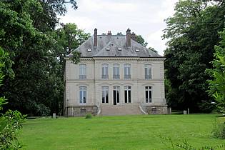 Sabine Glaubitz/dpa | Das Anwesen von Karl Lagerfeld vor den Toren von Paris wurde nur knapp über dem Schätzwert verkauft. (Archivbild)